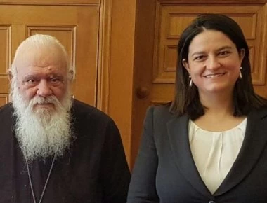 Σε διάλογο κάλεσε την Εκκλησία η νέα υπουργός Παιδείας